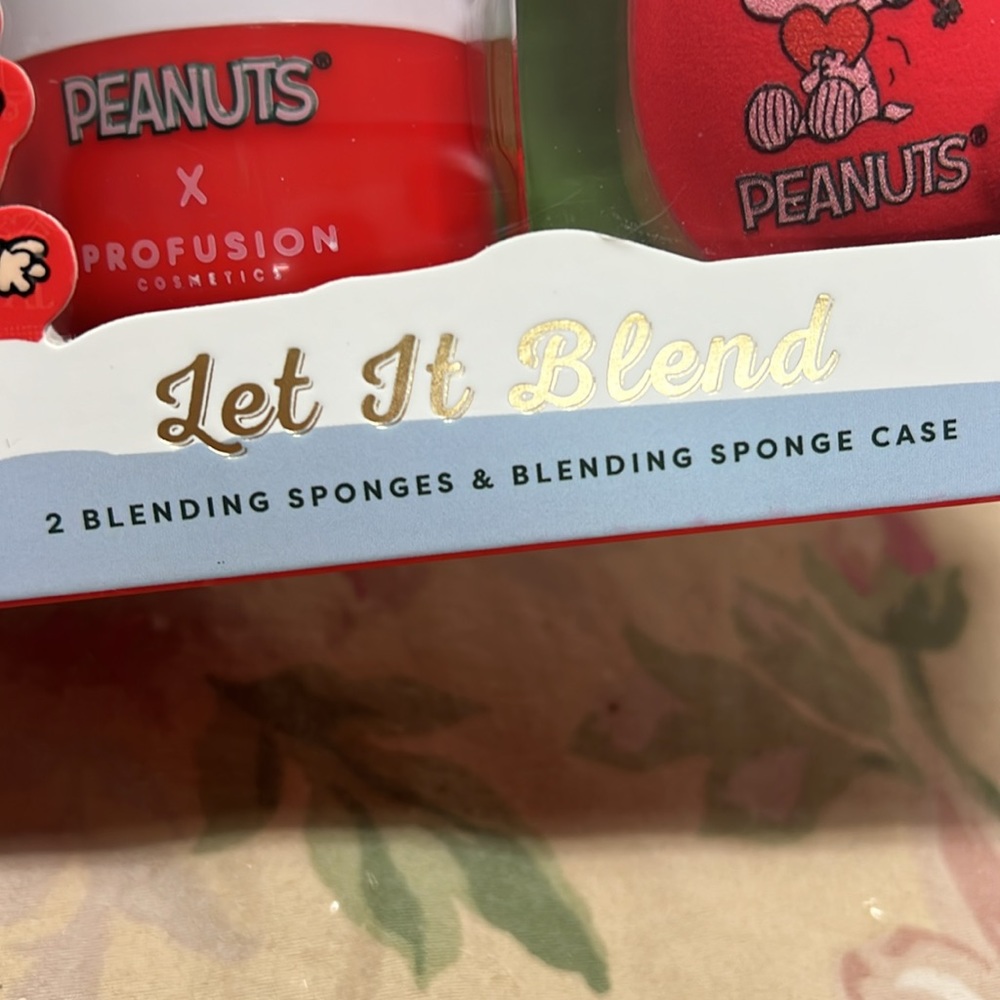 Snoopy Peanuts 2 blending sponges & case - Picture 6 of 10
